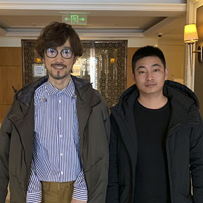 周傳雄與經(jīng)紀人李志合影